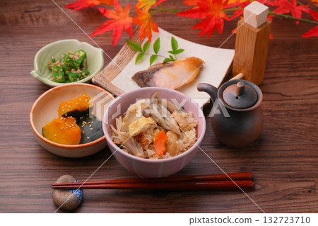 註：秋葉為人造葉。什錦蔬菜飯、五子飯、蘑菇飯、鹽烤黃尾魚、燉南瓜、芝麻秋葵。 132723710