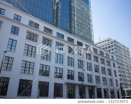[Japan] The exterior of the modern buildings in front of the south exit of Tokyo Station and the clear blue sky 132723973