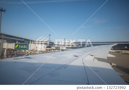 【日本】從羽田機場起飛前靠窗座位看到的飛機機翼、跑道和湛藍的天空 132723992