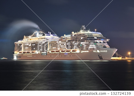 豪華郵輪MSC Bellissima號正等待從博多港啟航。 132724139