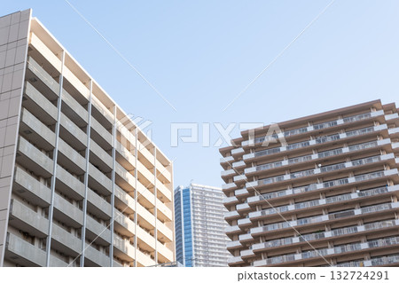 與塔公寓的都市風景 132724291