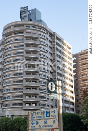 區域地圖和高層公寓大樓 132724292