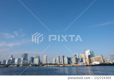 從勝嶋眺望隅田川沿岸和築地大橋的大型起重機。 132724305