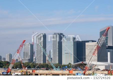 A view of the large cranes along the Sumida River and the Tsukiji Shiodome area from Kachidoki 132724320