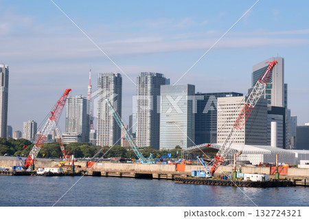 A view of the large cranes along the Sumida River and the Tsukiji Shiodome area from Kachidoki 132724321