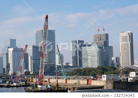 A view of the large cranes along the Sumida River and Hamamatsucho from Kachidoki 132724341
