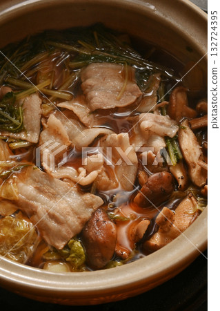 Chinese cabbage and pork belly hotpot 132724395