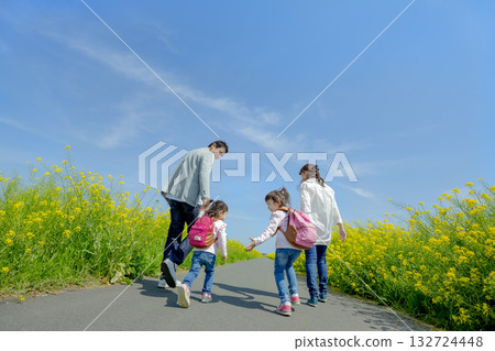 走在強姦開花散步的四個人 132724448