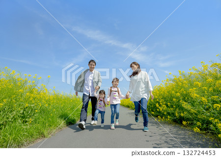 走在強姦開花散步的四個人 走在強姦開花散步的四個人 132724453