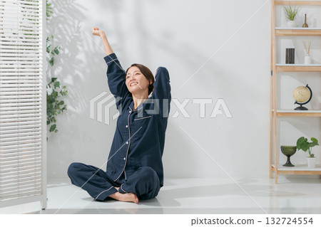一個穿著睡衣的女人伸懶腰 一個穿著睡衣的女人伸懶腰 132724554