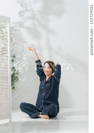 一個穿著睡衣的女人伸懶腰 132724561
