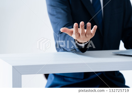 A businessman's hand to explain A businessman's hand to explain 132725719