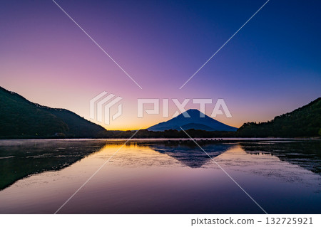 (Yamanashi Prefecture) Mt. Fuji seen from Lake Shoji in autumn at dawn (Yamanashi Prefecture) Mt. Fuji seen from Lake Shoji in autumn at dawn 132725921