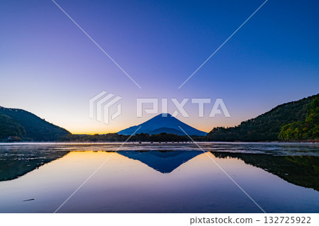 (Yamanashi Prefecture) Mt. Fuji seen from Lake Shoji in autumn at dawn (Yamanashi Prefecture) Mt. Fuji seen from Lake Shoji in autumn at dawn 132725922