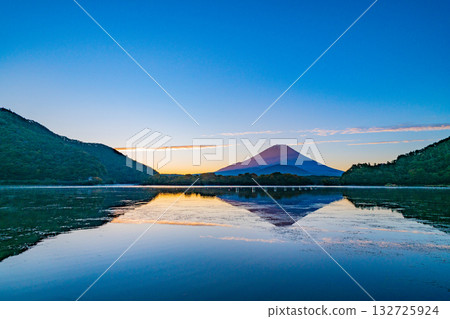 （山梨縣）秋季黎明時分，從精進湖眺望富士山 132725924