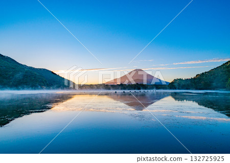 （山梨縣）秋季黎明時分，從精進湖眺望富士山 132725925