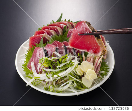 Salted bonito tataki - Image of someone lifting their chopsticks 132725986
