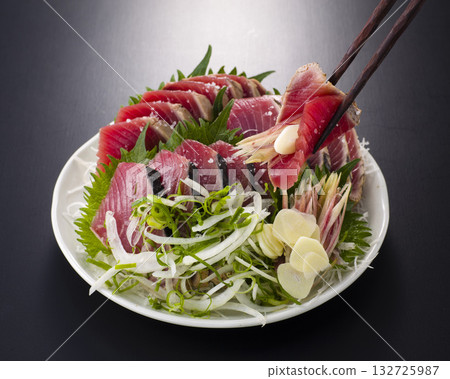 Salted bonito tataki with condiments, served with chopsticks Salted bonito tataki with condiments, served with chopsticks 132725987