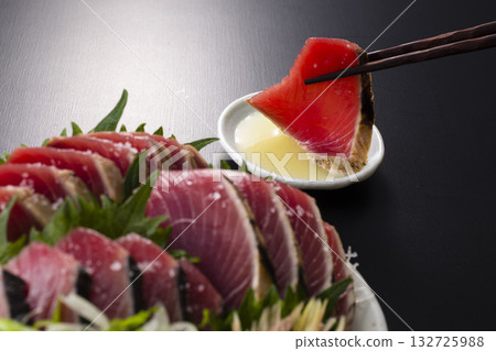 鹽漬鰹魚刺身 - 沾鹽醬的圖片 鹽漬鰹魚刺身 - 沾鹽醬的圖片 132725988