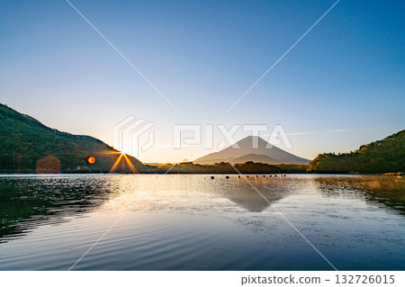 [Yamanashi Prefecture] Mt. Fuji seen from Lake Shoji in autumn - Sunrise 132726015