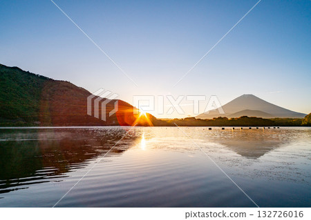 [Yamanashi Prefecture] Mt. Fuji seen from Lake Shoji in autumn - Sunrise 132726016