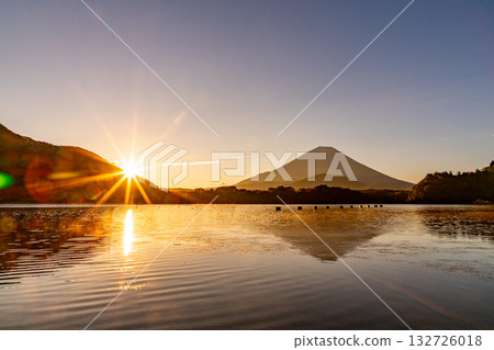 [Yamanashi Prefecture] Mt. Fuji seen from Lake Shoji in autumn - Sunrise 132726018