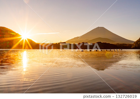 [Yamanashi Prefecture] Mt. Fuji seen from Lake Shoji in autumn - Sunrise 132726019