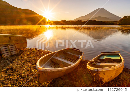 【山梨縣】秋天的精進湖-從湖邊眺望富士山-日出 【山梨縣】秋天的精進湖-從湖邊眺望富士山-日出 132726045