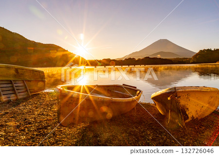 [Yamanashi Prefecture] Lake Shoji in autumn - Mount Fuji seen from the lakeside - Sunrise 132726046