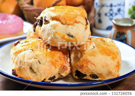 raisin cheese scone 132726056