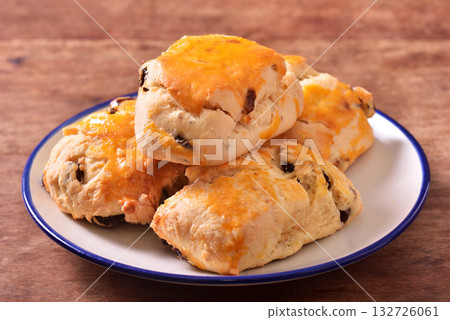 raisin cheese scone 132726061