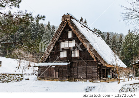 岐阜縣飛驒市白雪皚皚的村莊裡，曾經的和歌山故居。 132726164