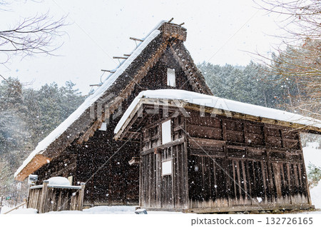 岐阜縣飛驒市白雪皚皚的村莊裡，曾經的和歌山故居。 132726165