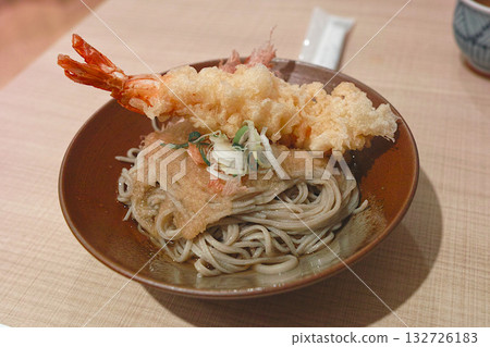 Enjoy shrimp tempura and grated daikon radish tempura soba on the winter approach to Eiheiji Temple 132726183