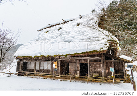 岐阜縣，白雪皚皚的飛驒村，原道上家宅邸 132726707