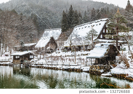 Gifu: Snow-covered Hida Village, Goami Pond and the former Nishioka family home 132726888