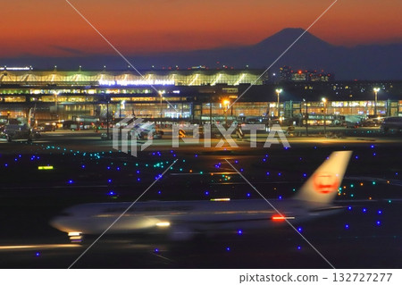 Haneda Airport and Mt. Fuji at sunset (Terminal 3) 132727277