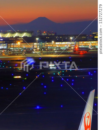 Haneda Airport and Mt. Fuji at sunset (Terminal 3, vertical composition) 132727279