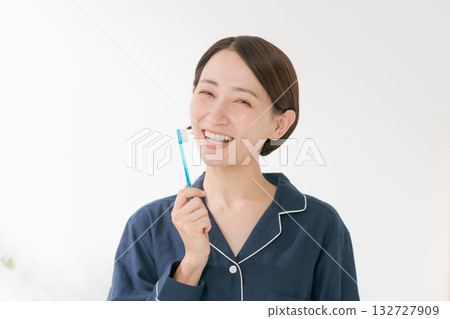 女人照顧她的牙齒 女人照顧她的牙齒 132727909