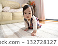 Crawling baby 132728127