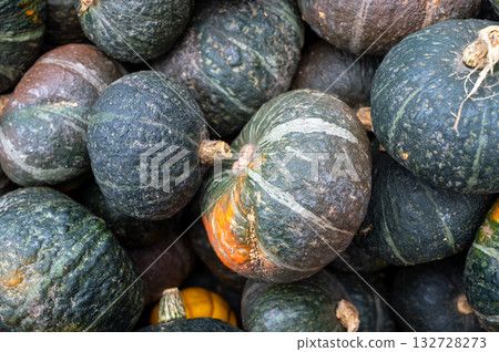 Close-up pile of pumpkins Fresh orange pumpkins stacked tightly, perfect seasonal harvest background for autumn and Halloween. 132728273