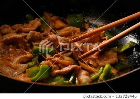 Stir-fried eggplant, green pepper, and pork with miso while cooking 132728446