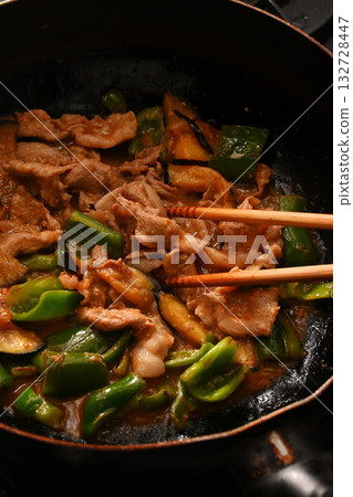 將茄子、青椒、豬肉與味噌一起炒 132728447