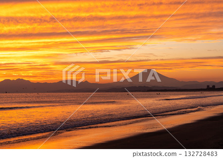 湘南久沼海岸的橙色日落和富士山 132728483