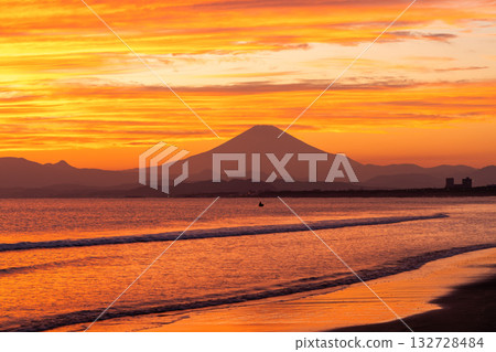 湘南久沼海岸的橙色日落和富士山 132728484