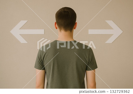 一個男人站在人生的十字路口，面臨人生選擇和抉擇。 132729362