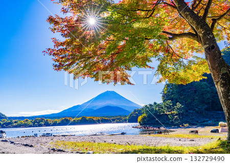 【山梨縣】莊司湖周圍秋葉飄落,富士山迎來了初雪。 【山梨縣】莊司湖周圍秋葉飄落,富士山迎來了初雪。 132729490