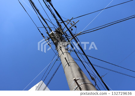 郊區街道兩旁白雲繚繞,電線桿林立。 郊區街道兩旁白雲繚繞,電線桿林立。 132729636
