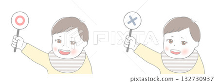 嬰兒拿著正確和錯誤的答案卡 132730937