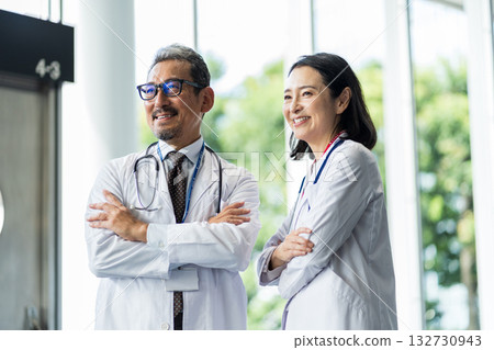 中老年男女醫護人員。 132730943